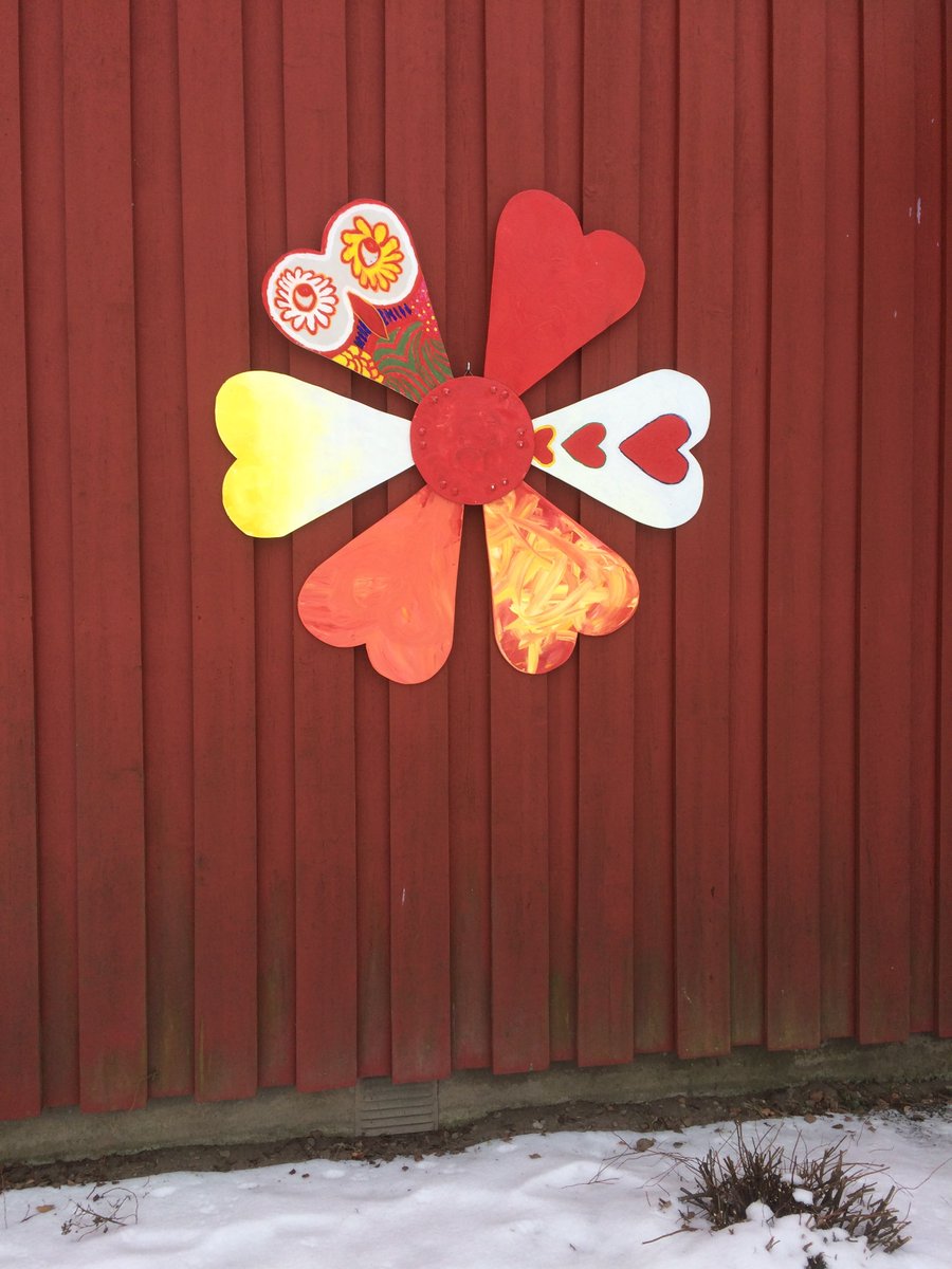 Gustava22's tweet photo. COMMISSION IN A PRISON, MADE BY PRISONERS: WOODFLOWERS OUTDOOR, SERIAL OF 10 " FLOWER OF POWER". SIZE: 120 X 120 CM https://t.co/XZr3bJIQWz