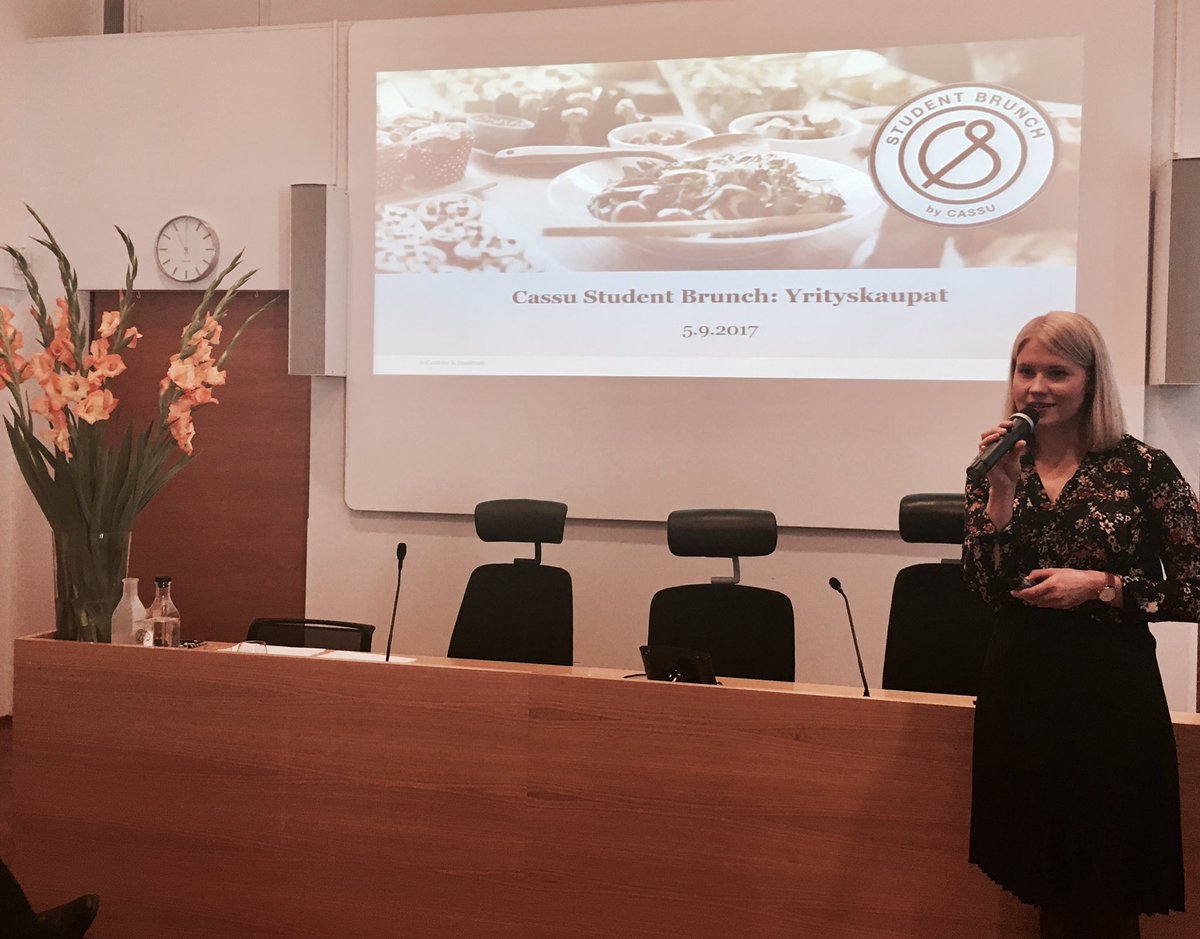 JenniMarko's tweet photo. Toinen  #cassustudentbrunch käynnistyy teemalla #yrityskaupat. HR:n Elina toivottaa vieraat tervetulleeksi. https://t.co/Sc8FQFemxA
