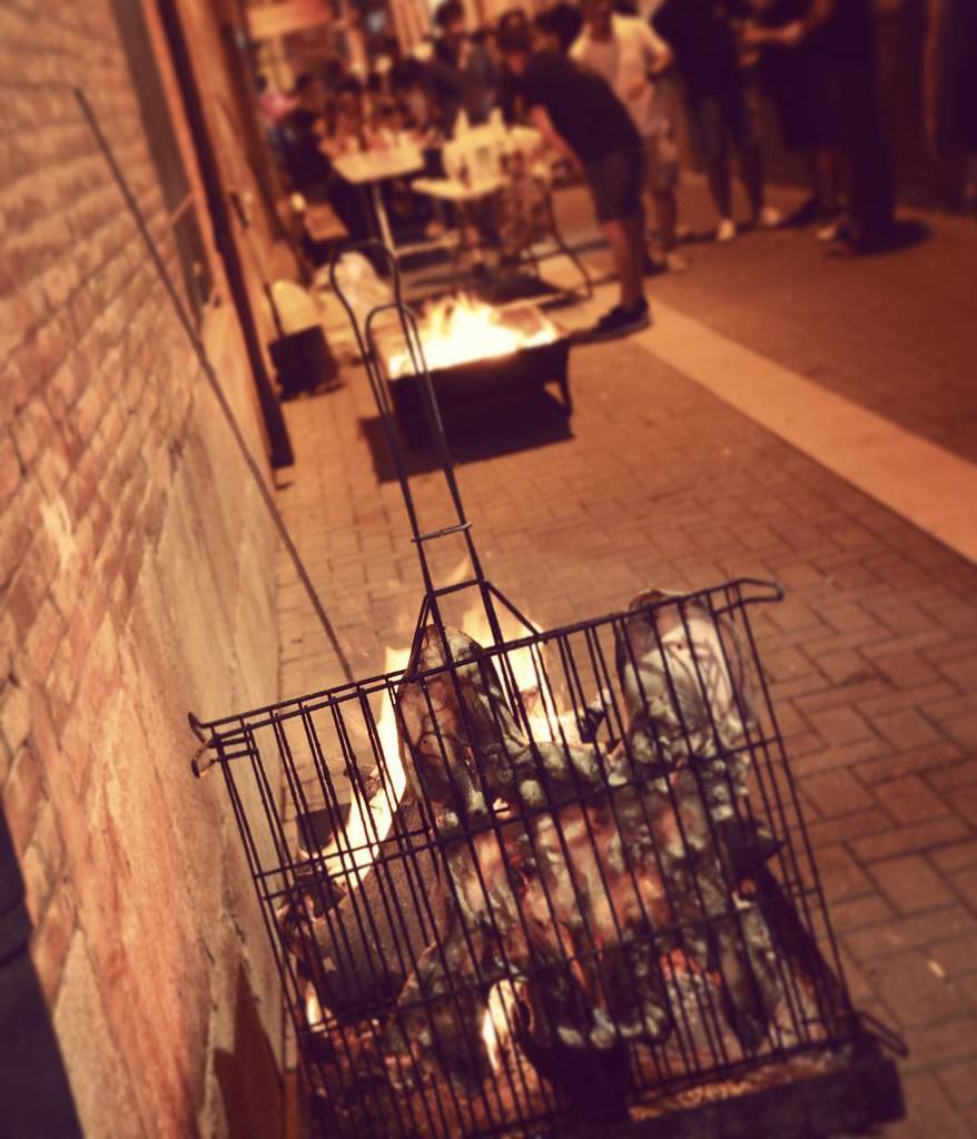 ajvila's tweet photo. Què tindrà la Nit de xulla que ningú vol perdre-se-la mai?? 😁😉 #nitdexulla #xulla #alfornoalabrassa #tradicions #f… https://t.co/tkykOOCN6b https://t.co/Vsn8CZaMzA