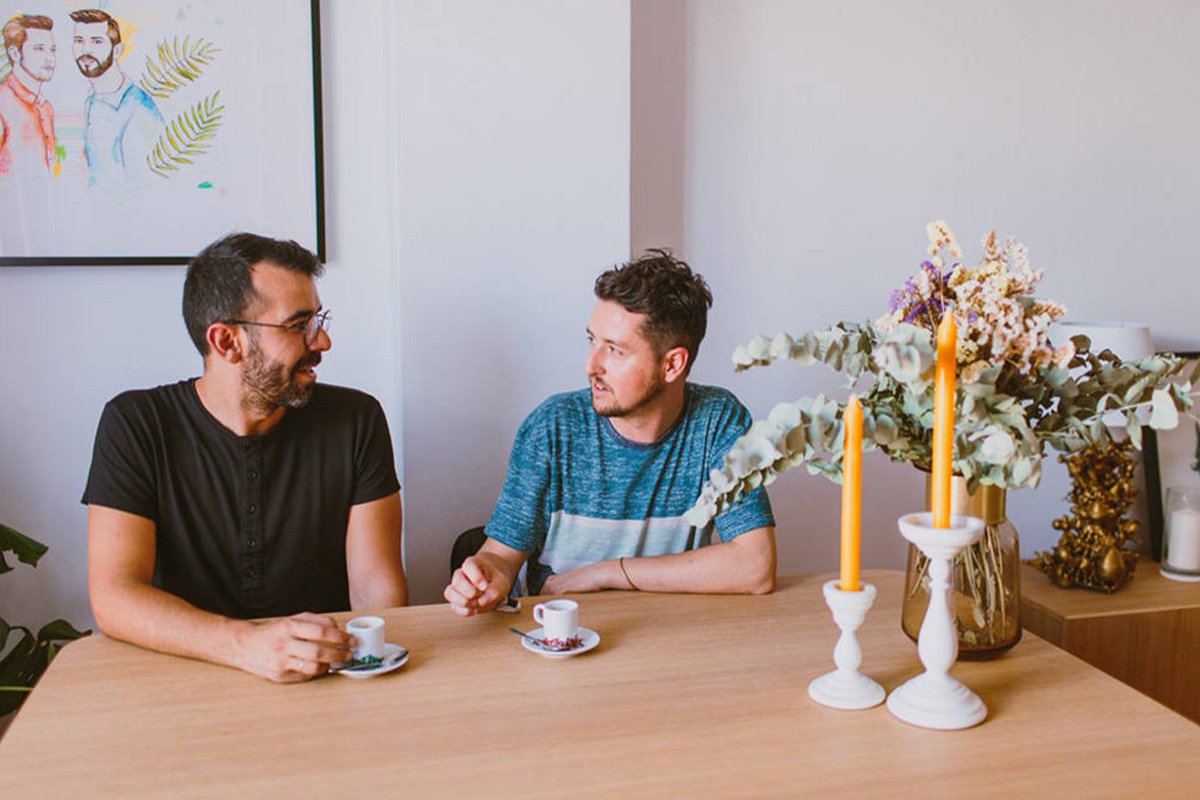 HouzzSpain's tweet photo. Enric Alemany, diseñador de @empaperart, y su marido Javi nos abren las puertas de su casa #houzzenhabitatvalencia17 https://t.co/KJ9SgvIvYV https://t.co/j58Pq6YaIg