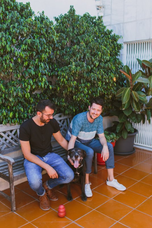 HouzzSpain's tweet photo. Enric Alemany, diseñador de @empaperart, y su marido Javi nos abren las puertas de su casa #houzzenhabitatvalencia17 https://t.co/KJ9SgvIvYV https://t.co/j58Pq6YaIg