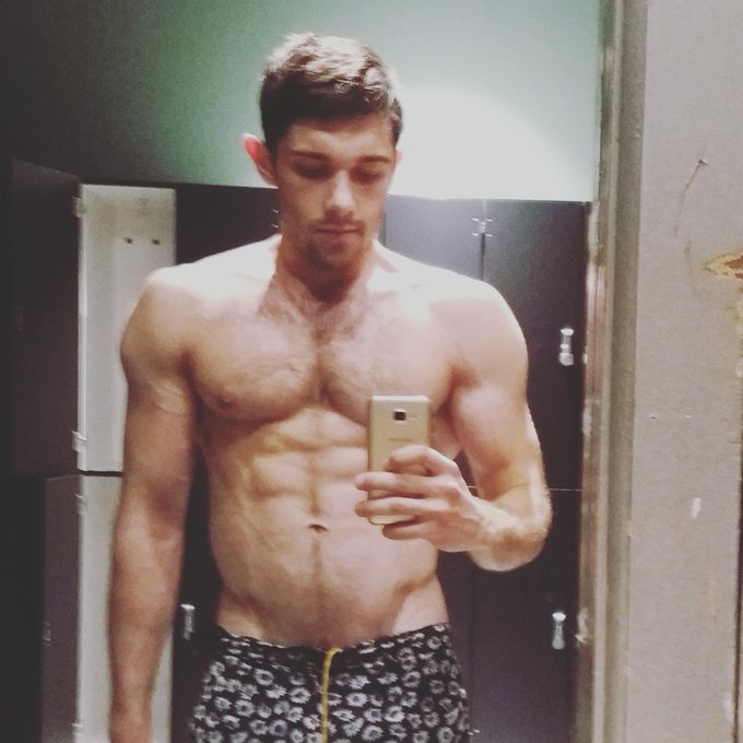 Gym gym... @BenBatemenXXX #LucasEnt #lucasmen @LucasEnt #QueerMeNow @QueerMeNow https://t.co/IcQYVng