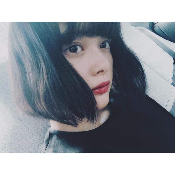 玉城 ティナ Tinatamashiro 髪を真っ黒にしたら赤リップ塗りたくなった 目元はしてないでする T Co 90xtpv00ex Twitter