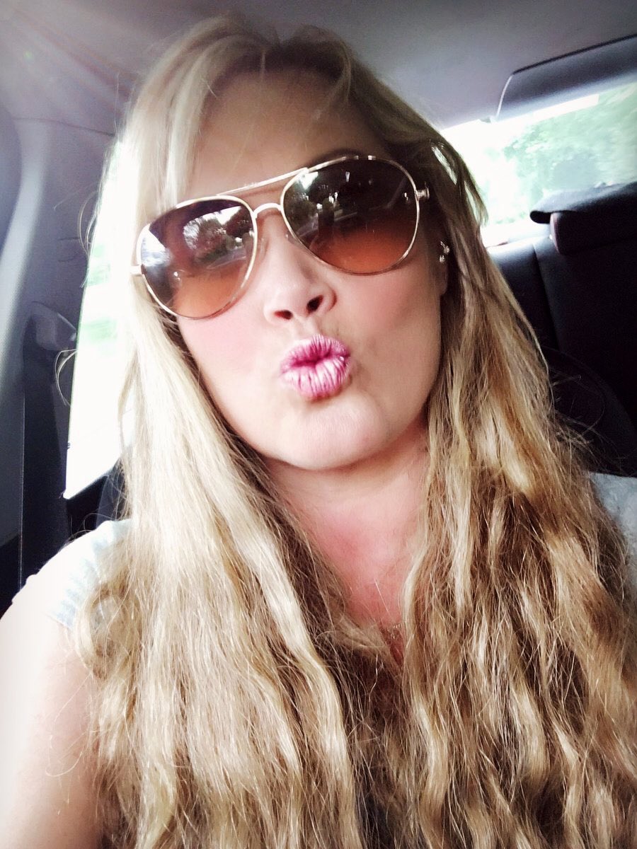 It's Tuesday No one given you a big fat kiss?
Well pucker up and get your lips on this
Mwah 💋