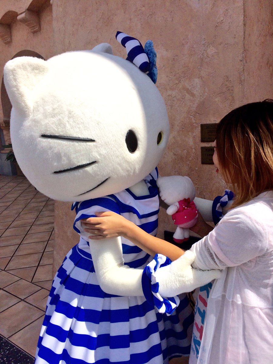 HaL629230's tweet photo. キティちゃんと戯れる♡
#Bathdayユニバ
キティちゃんに大好きと言われた日♡
#ユニバ
#ユニバーサルワンダーランド
#ribboncollection
#サンリオ
#Hellokitty https://t.co/wAxjnqpMS1