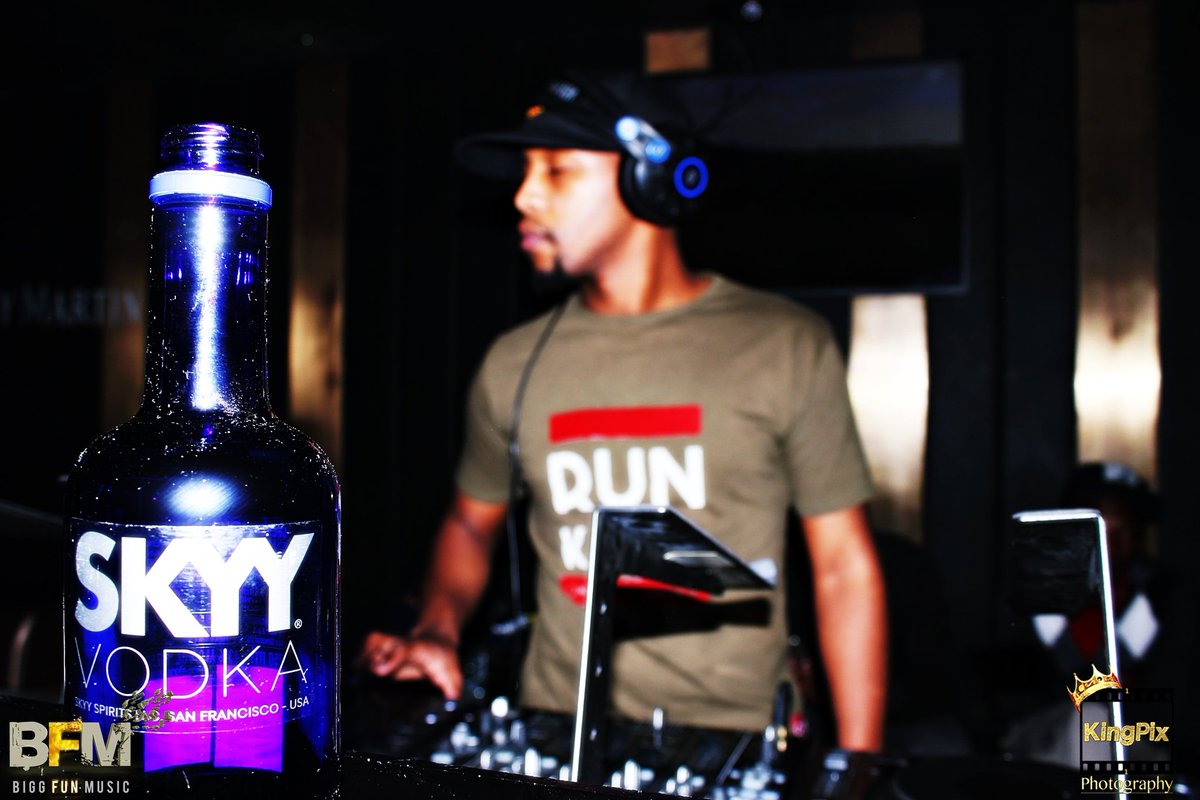 AYAPROW_BIGGFUN's tweet photo. @SKYYvodkasa Colest pictures I've seen #SKYYWAY #BiggFunWave https://t.co/UROKJE46yZ