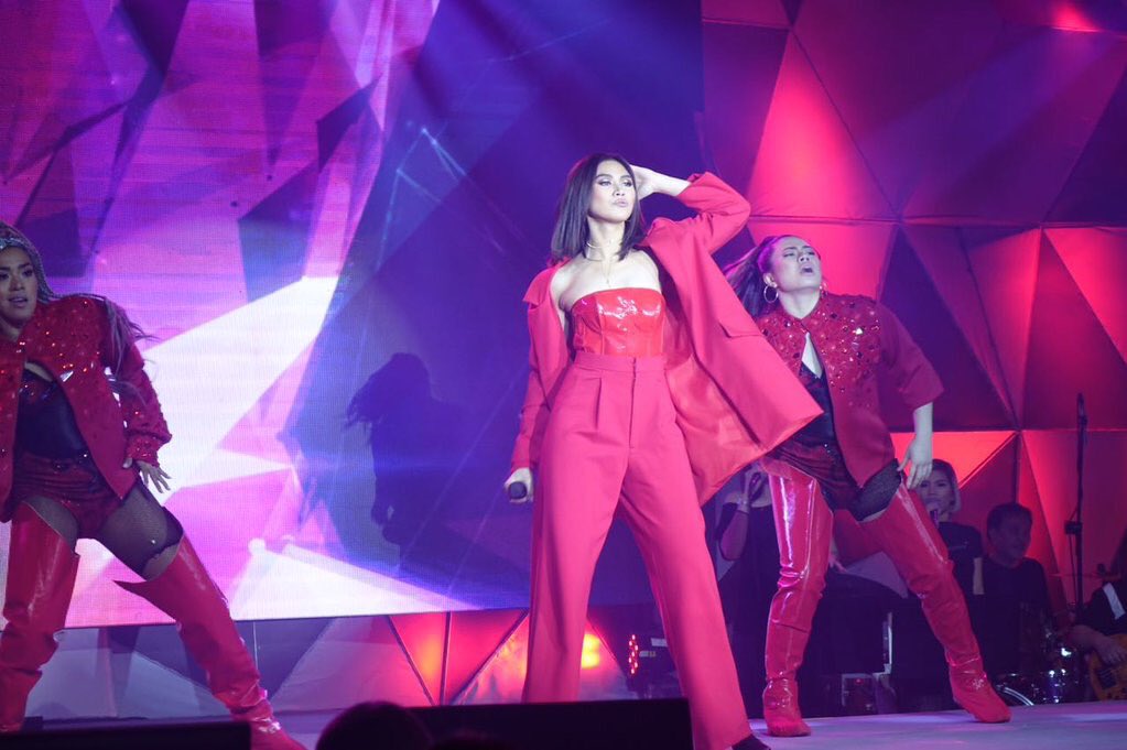 StylizedStudio's tweet image. Red-hot Sarah G for the 75th anniversary of @nbsalert 🌹🌹🌹Styled by @joybrnrdo #StyLIZed #StyLIZedStudio