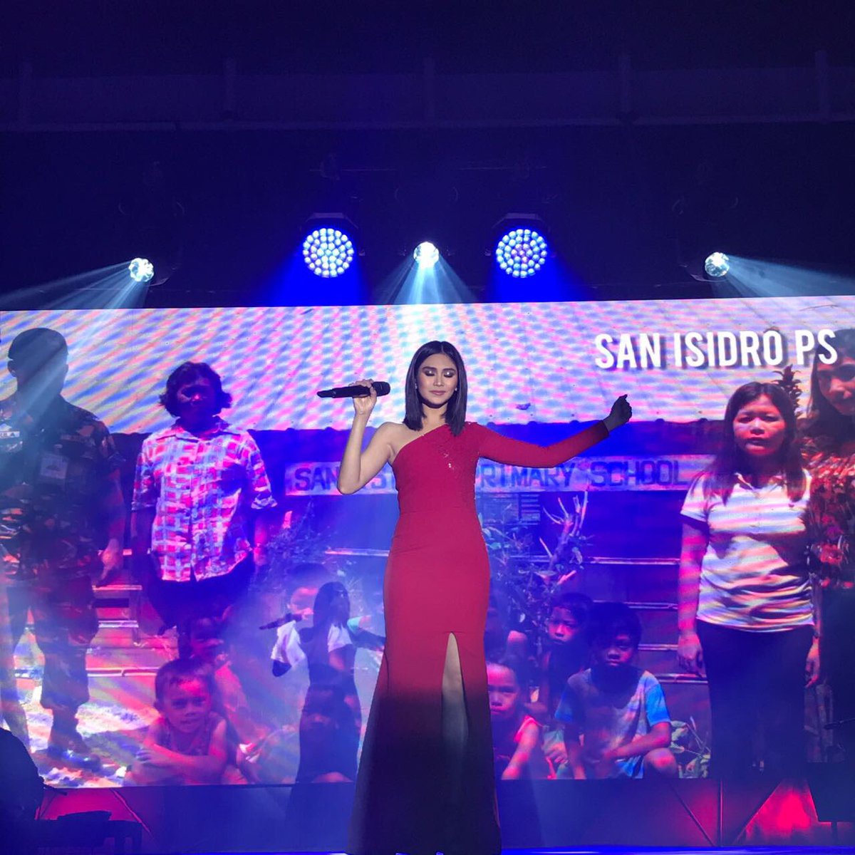 StylizedStudio's tweet image. Red-hot Sarah G for the 75th anniversary of @nbsalert 🌹🌹🌹Styled by @joybrnrdo #StyLIZed #StyLIZedStudio