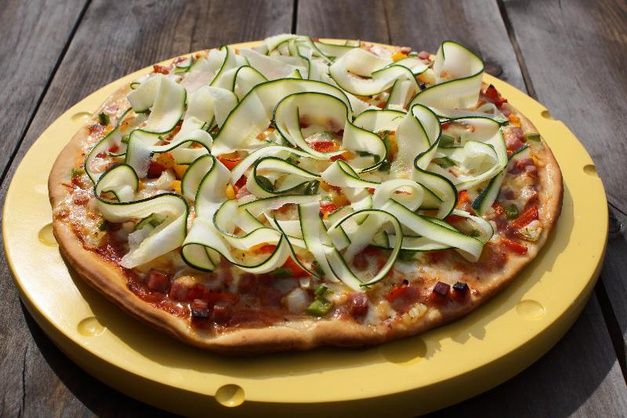 Recipay's tweet image. Découvrez la délicieuse recette « Pizza maison aux légumes du soleil » découverte sur Recipay.com ! bit.ly/2vBDAxi