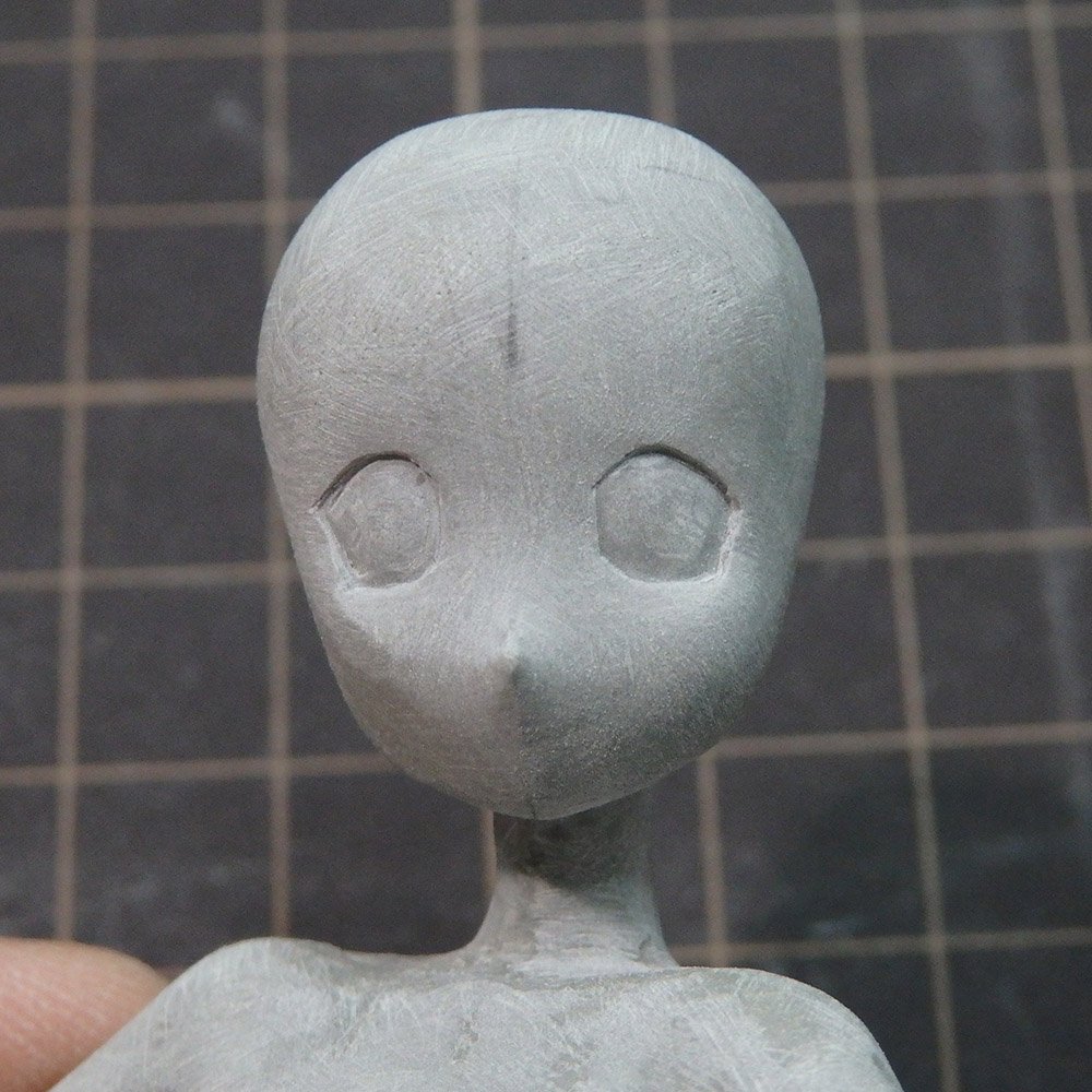 代々木アニメーション学院大阪校 なんば校 続き 荒い造形を終わらせ 形を出していきます デザインナイフで削った後はヤスリなどで削って整えていき 足らないところはエポパテを盛ります 綺麗になってきたら目を作ります 顔にアタリとなる十字線を引き 代々木アニメーション学院大阪校 なんば校 続き 荒い造形を終わらせ 形を出していきます デザインナイフで削った後はヤスリなどで削って整えていき 足らないところはエポパテを盛ります 綺麗になってきたら目を作ります 顔にアタリとなる十字線を引き