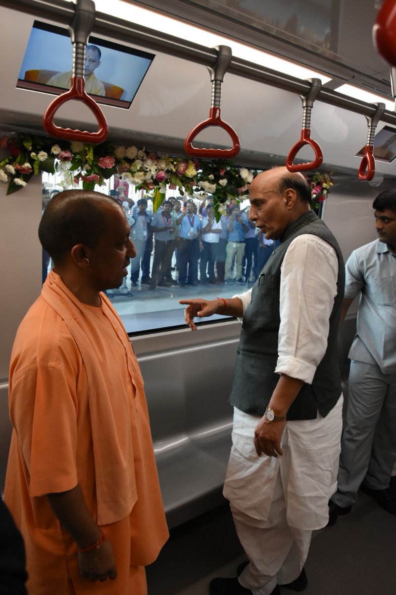 श्री #YogiAdityanath ने केंद्रीय गृहमंत्री श्री राजनाथ सिंह, राज्यपाल श्री राम नाईक व मंत्रीगण के साथ मेट्रो में सफर किया। #जनताकीमेट्रो