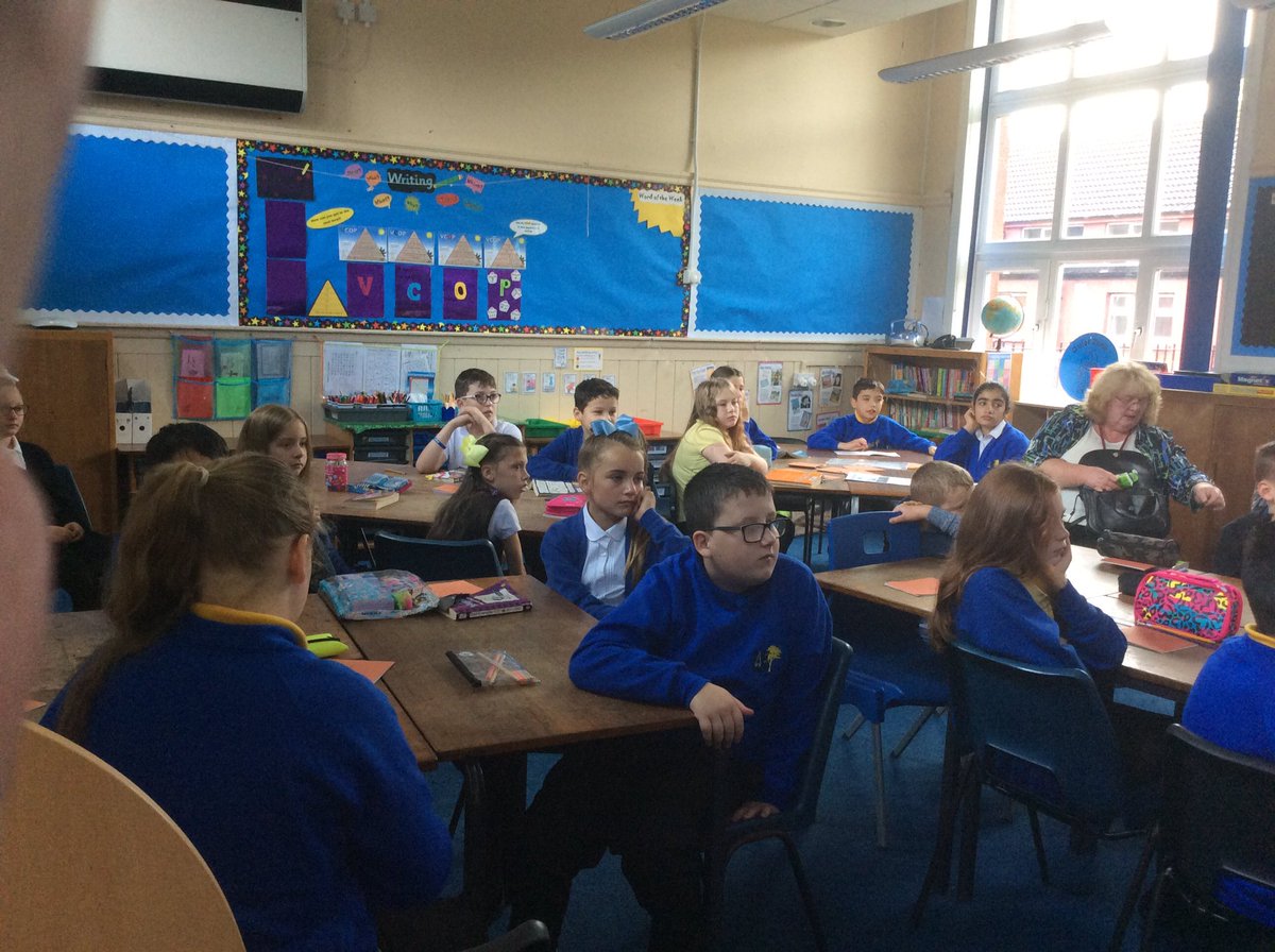 AlloaAcademy's tweet photo. Session 1 of the primary 7 transition 2017/18 #parkprimary #scenebyus https://t.co/xtN1K04eQz