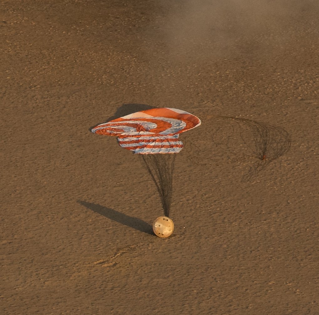 ShuttleAlmanac's tweet photo. More pics from the return of the crew of #Exp52 #SoyuzMS04 Yurchikhin, @AstroPeggy and @Astro2fish #ISS - the business end of Soyuz 1 https://t.co/ZdnjRFhs2q