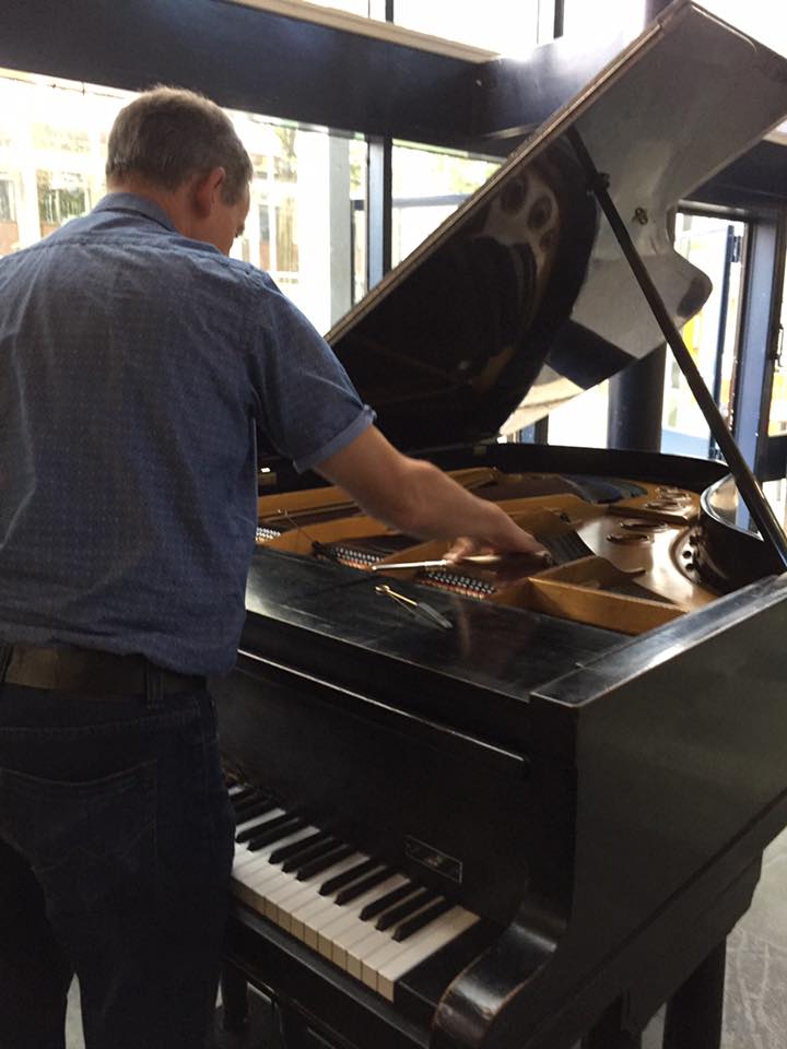 Top! Pianohandel Jos W. Simons schenkt vleugel aan onze school. Lees meer: bit.ly/2vI11W0