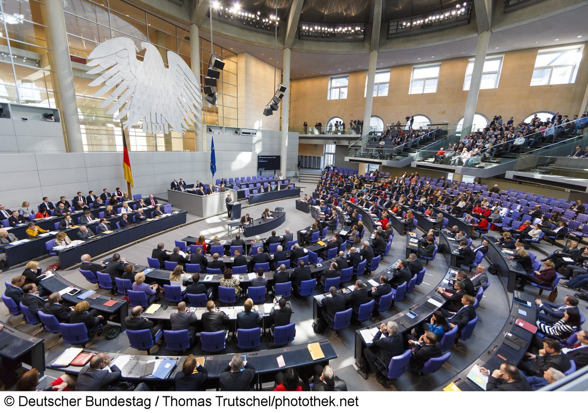 Helmut_Nowak's tweet photo. Heute letzte #Sitzung im #Bundestag. Auch Wirtschaftsausschuss zu #airberlin und #Dieselgipfel. Prof. Lauterbach glänzte durch Abwesenheit. https://t.co/P0x0cpMlGy
