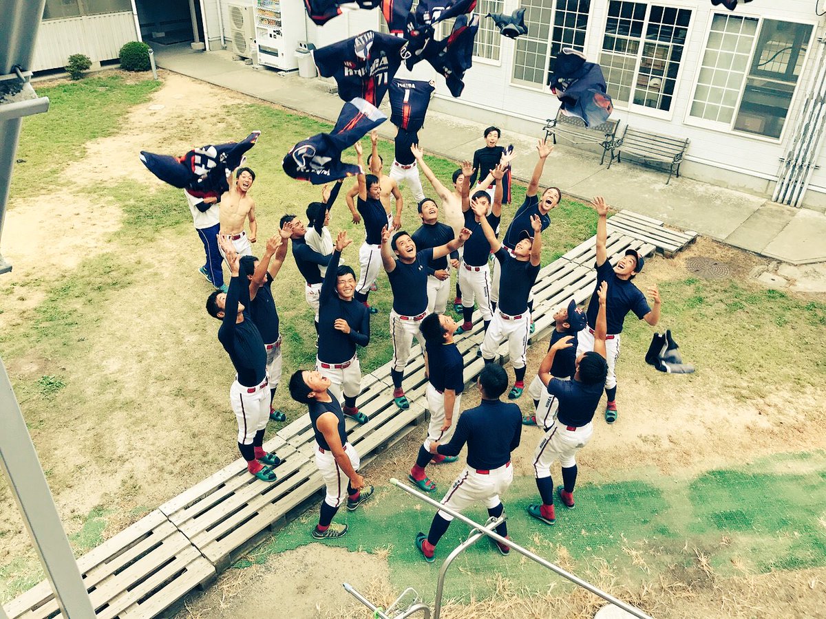 gafugafu1's tweet photo. 今日で引退しました。
1年の時は付いていくのでいっぱいで続けれるか不安やったけどなんとか1軍でやりきれたし試合も出さしてもらって幸せものです。
最後の大会で初めて見にきた親の前でも2日間で4安打出来たし良いもの残せました。
最高のメンバーと野球できた事が宝物です。 https://t.co/MGtGiSEAzM