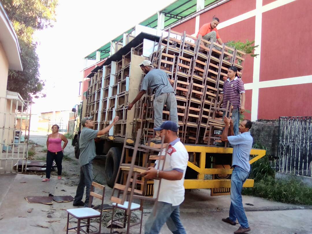 konecta2conNico's tweet photo. #NoticiasFEDE 📄 Más de 10 mil estudiantes se favorecen con dotación de mesas sillas ➡️ https://t.co/DUhqvy3qnr @NicolasMaduro @JauaMiranda https://t.co/x8C6zZ9S5t