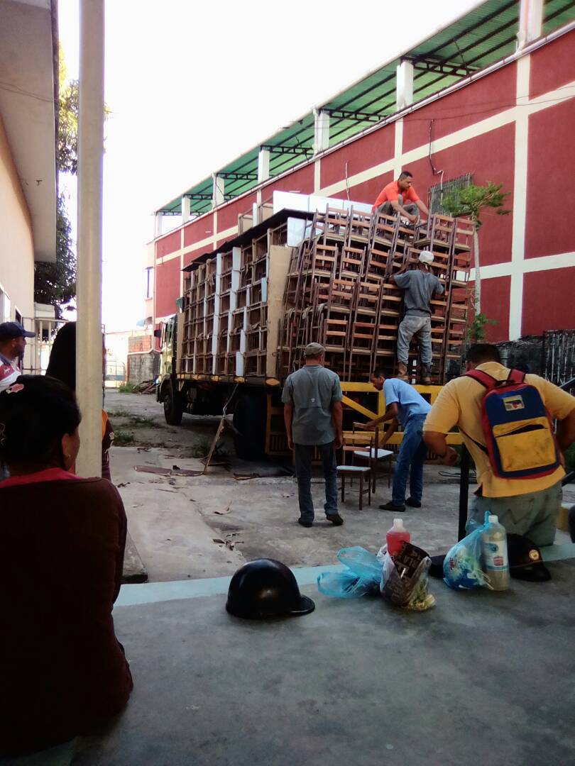 konecta2conNico's tweet photo. #NoticiasFEDE 📄 Más de 10 mil estudiantes se favorecen con dotación de mesas sillas ➡️ https://t.co/DUhqvy3qnr @NicolasMaduro @JauaMiranda https://t.co/x8C6zZ9S5t