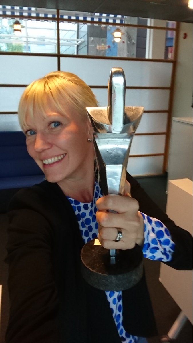 marjamaenpaa's tweet photo. Kävin tekemässä videota ehdokashakuun meidän #PRO2017-Maijun kanssa. Patsas tuntui aika kivalta kourassa 🤩 #propalkinnot @HeliKoivuniemi https://t.co/Zs4vWo2vhP