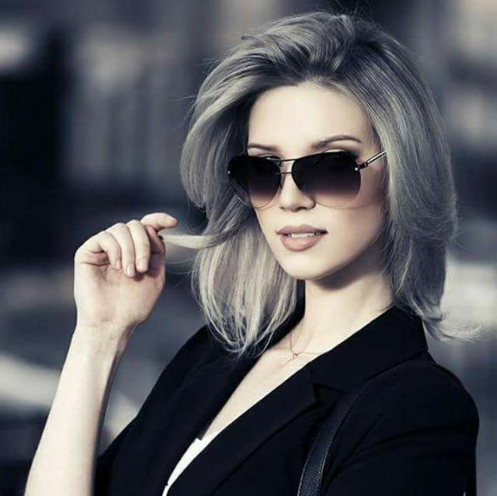 أنا لست نصفاً لأنتظر أحد ليكملني
أنا مكتملة بذاتي
و إن أتى شخص في حياتي
فما هو إلا نجم يزين سمائي
وإن رحل فما أجمل السماء وهي صافية

.
