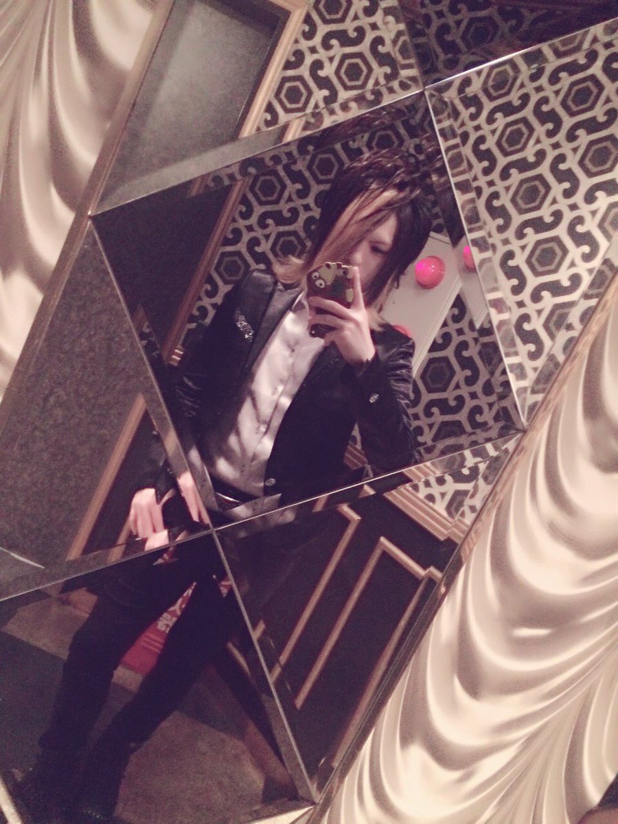 mbq4757m's tweet photo. ひっさびさに正装で出勤してる…笑

完全昔のホストだよなw https://t.co/uiI2ZfDJLR