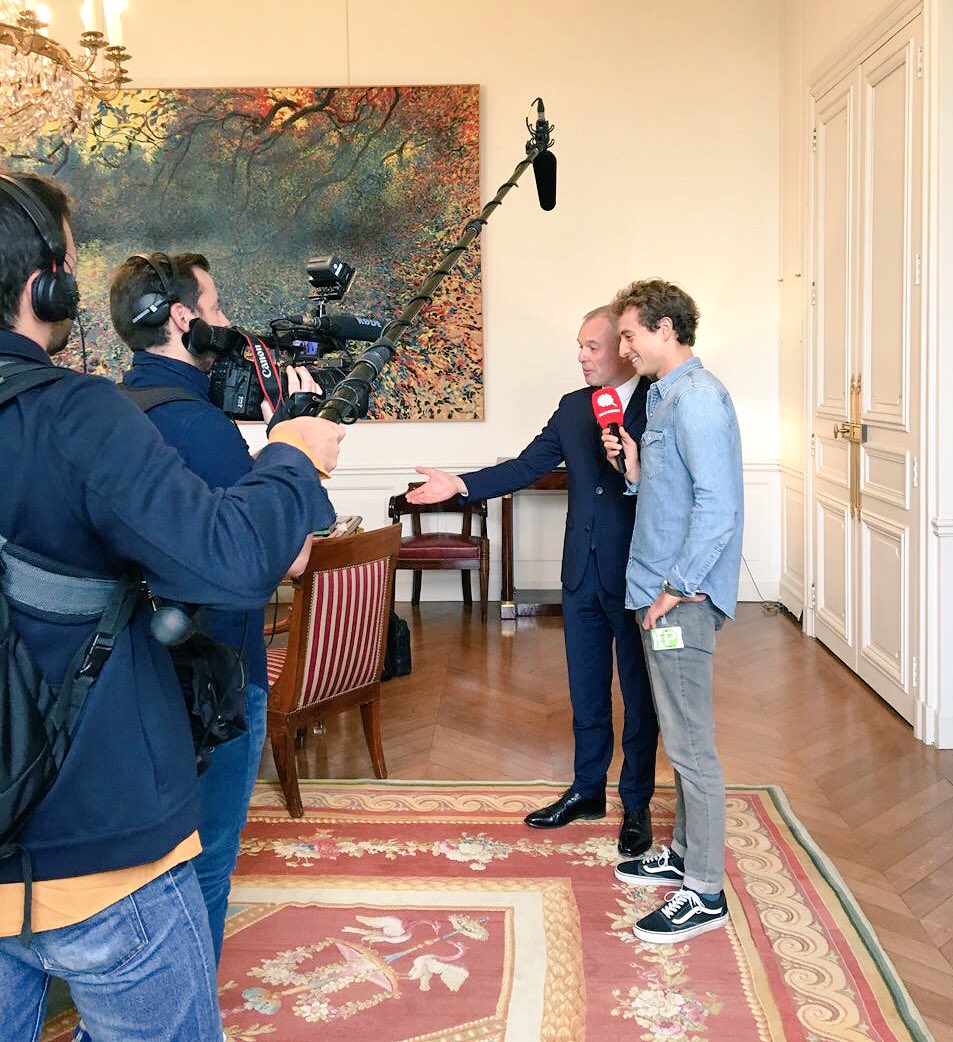FdeRugy's tweet photo. J'ai fait visiter l'Assemblée nationale à @hugoclement ce matin. Rendez-vous ce soir à partir de 19h20 sur @TMCtv pour en savoir plus. https://t.co/70vbOWCaos