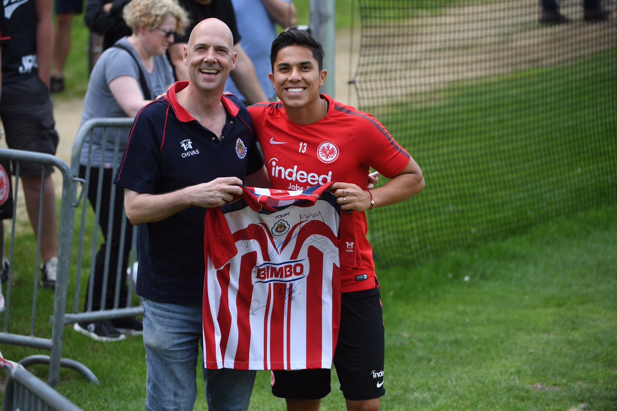 ¡Hola <a href="/Chivas/">CHIVAS</a>! 👋 🐐 🇲🇽

Aficionados del Rebaño Sagrado visitaron a <a href="/Csalcedojr/">Carlos Salcedo</a> en el entrenamiento en Fráncfort 🔴😃⚪️ #SGE