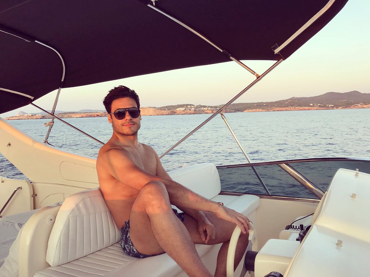_CarlosRivera's tweet photo. Sólo me faltas tú aquí... 🙇🏻🌞🌊 https://t.co/ugCQSxA65L