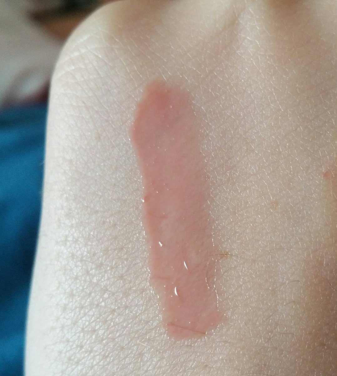 bonplans_makeup's tweet photo. L'huile à 👄#OilInfusion de @Sephora ❤
J'aime bien le produit ,hydrate bien,agréable mais très peu pigmenté(j'en ai mis ps mal pr le swatch) https://t.co/TpNzaouhQx