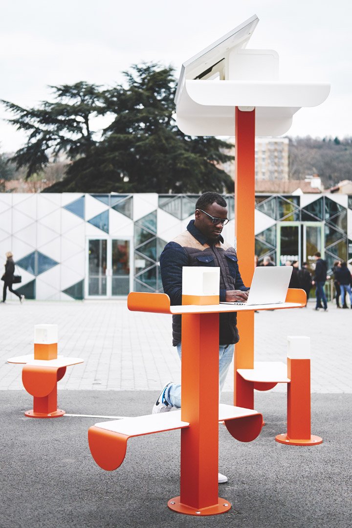 tf_urban's tweet photo. Learn more on "Nomad" here ! https://t.co/g14JECFfaE
A connected street furniture (usb &amp; induction charging / solar hub / LED)
More to come. https://t.co/9sYlAHEV4b