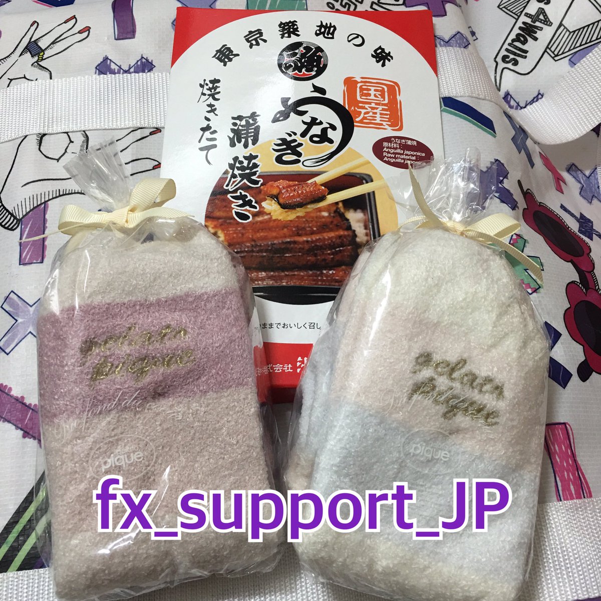fx_support_JP's tweet photo. 8周年サポートのシュガーケーキとっても喜んで認証ショット撮らせてくれましたぁ💜😭 この写真はサポート参加者様にポストカードで送ります❗️ルナにpiquéとトムフォードの新作アイシャドウをプレゼントしたので、他のメンバーもpiquéで揃えました✨😆 ただ、アンバーの袋中身は鰻です笑 https://t.co/w0KVVLcbED