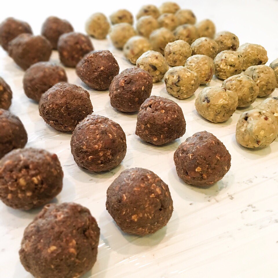 TaliaMiele's tweet photo. His & Hers I-need-some-#EnergyBalls prepped 4the week. #MochaNut & #Vanilla-Almond. #NoOil #healthyrecipes #vegan #Vegetarian #ChicagoFood https://t.co/x7iqlWkv0l