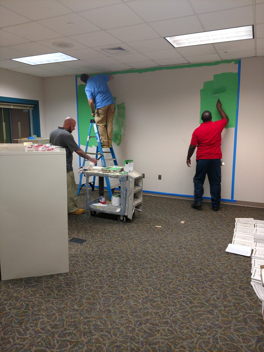 EHHSLMC's tweet image. Making our MakerSpace #weareEHPS #makerspace #maketolearn #greenscreen #creativelearning #librarylife #read #studentchoice #empower
