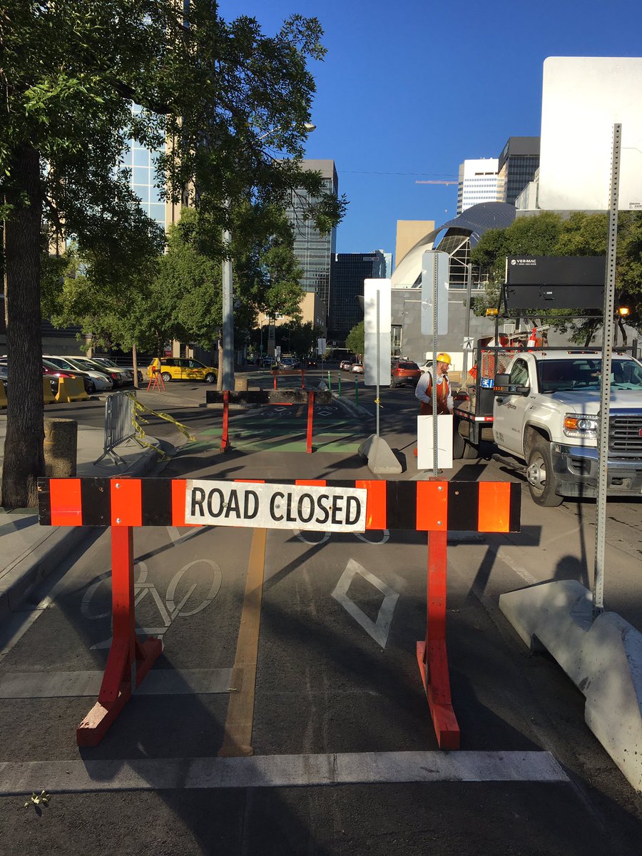 Days east #YEGbikeGrid has been open for use since it opened: 0. New random closure after Churchill area finally opens. #yegbike