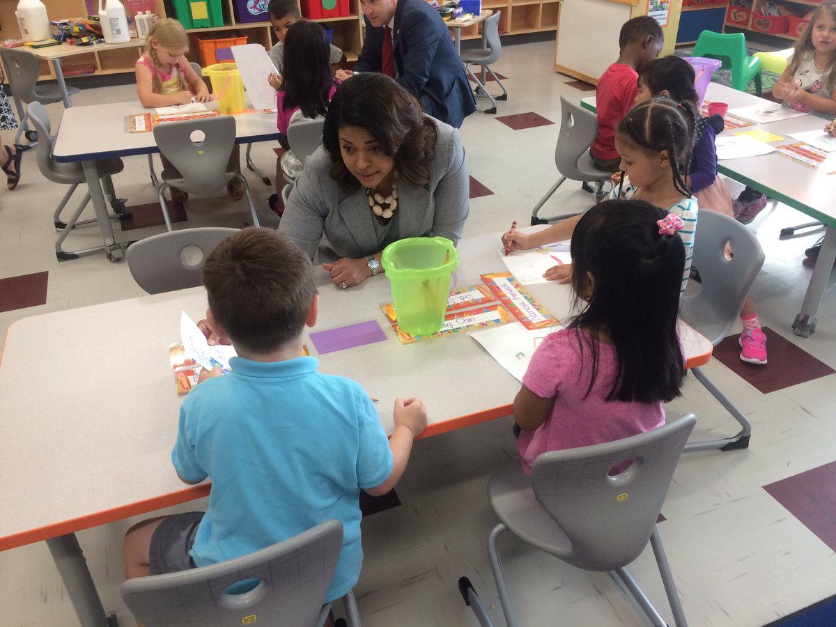 BaltCoPS's tweet photo. Crayons out already in Miss Kuehn's @Relay_BCPS elementary class. Making self-portraits! #back2bcps https://t.co/8z2ePwRe77
