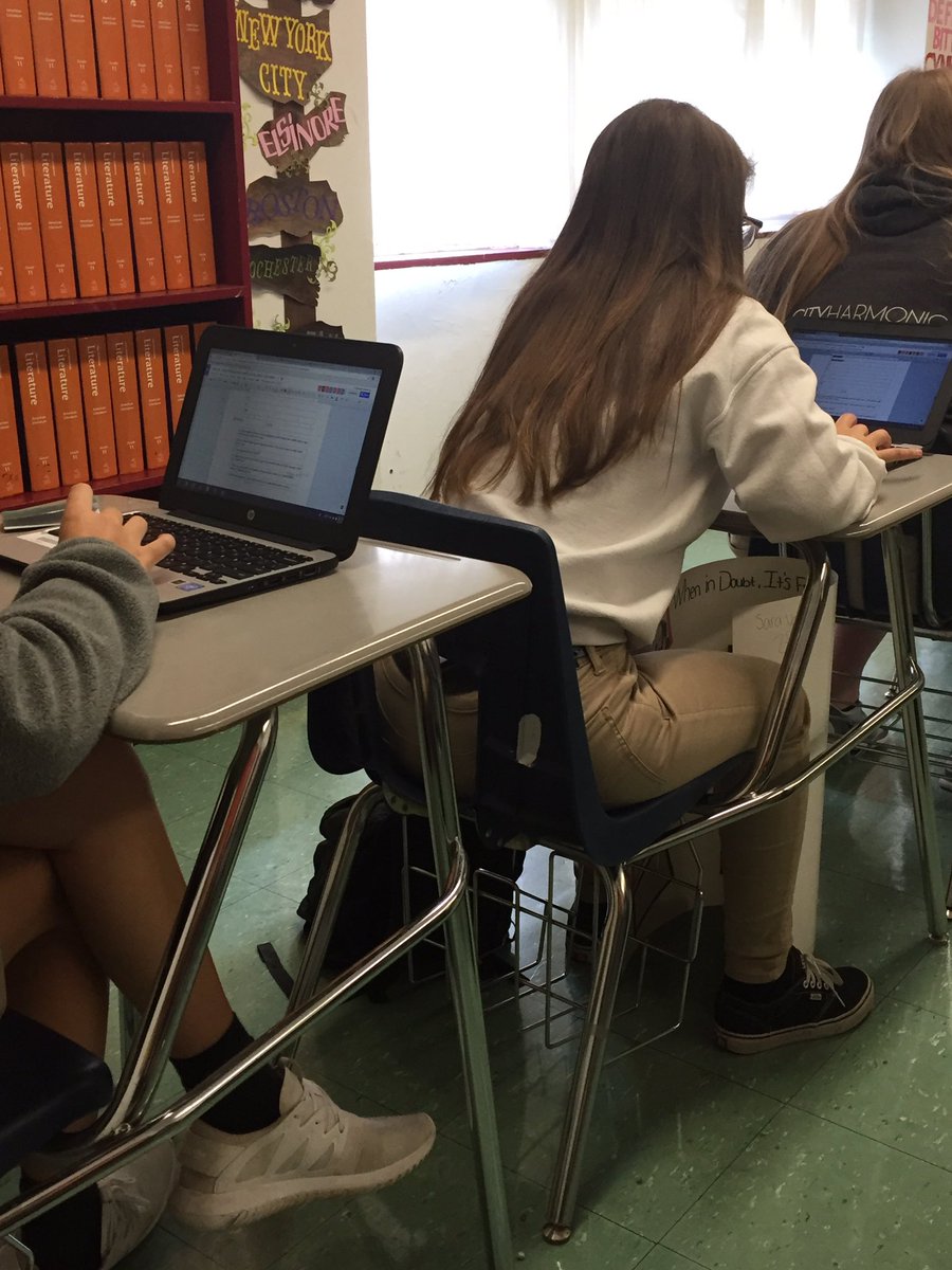 DarleneBoudwin's tweet photo. Students providing feedback to student presenters via shared Google docs. Good use of technology in Mrs. Bernard's class. @julieboobernard https://t.co/zPQFFwVH6d