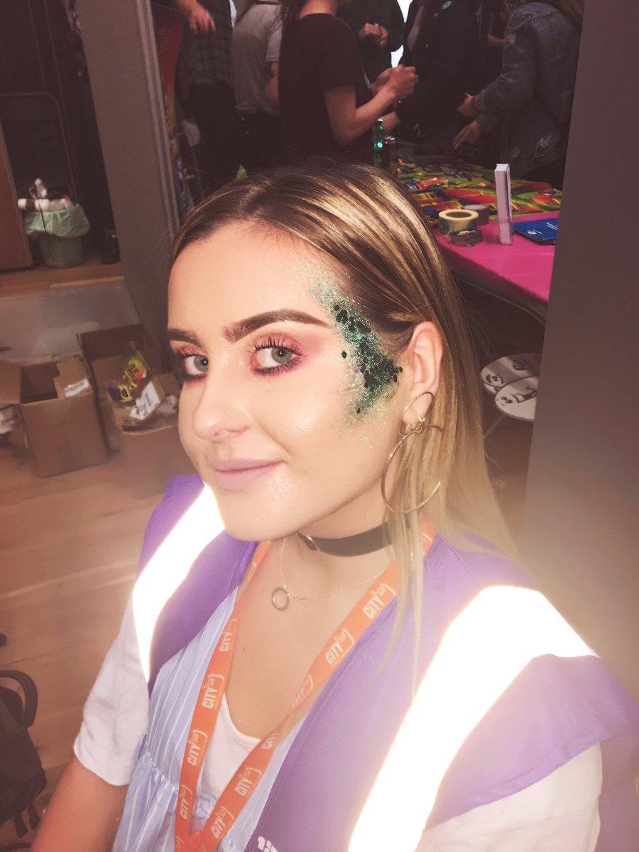 cogcmegan's tweet photo. @sophiestitch turning me into a glitter princess today at freshers at the @CityRadioStudio stall 👑⭐️ https://t.co/WpbBmvDqKY