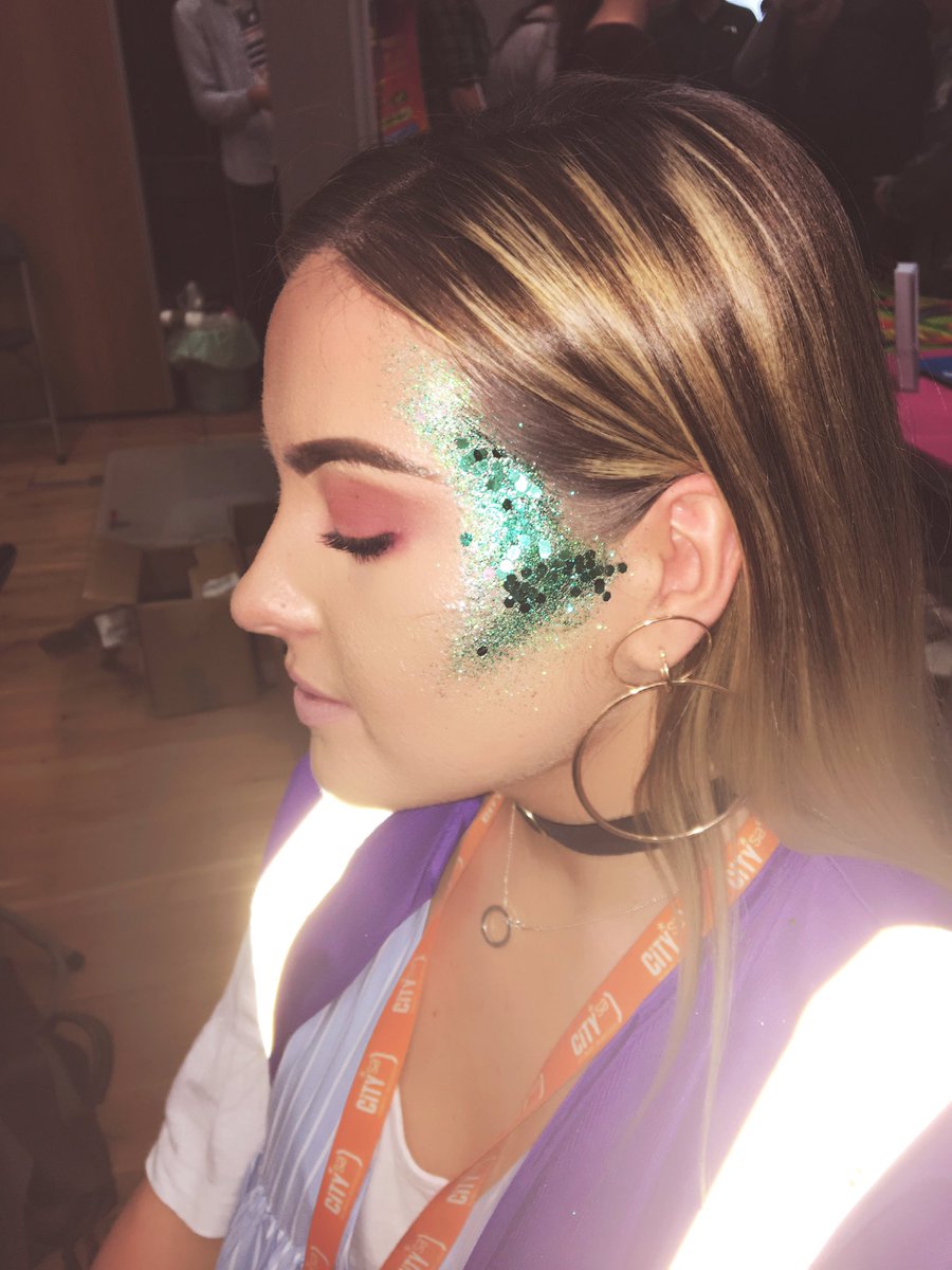 cogcmegan's tweet photo. @sophiestitch turning me into a glitter princess today at freshers at the @CityRadioStudio stall 👑⭐️ https://t.co/WpbBmvDqKY