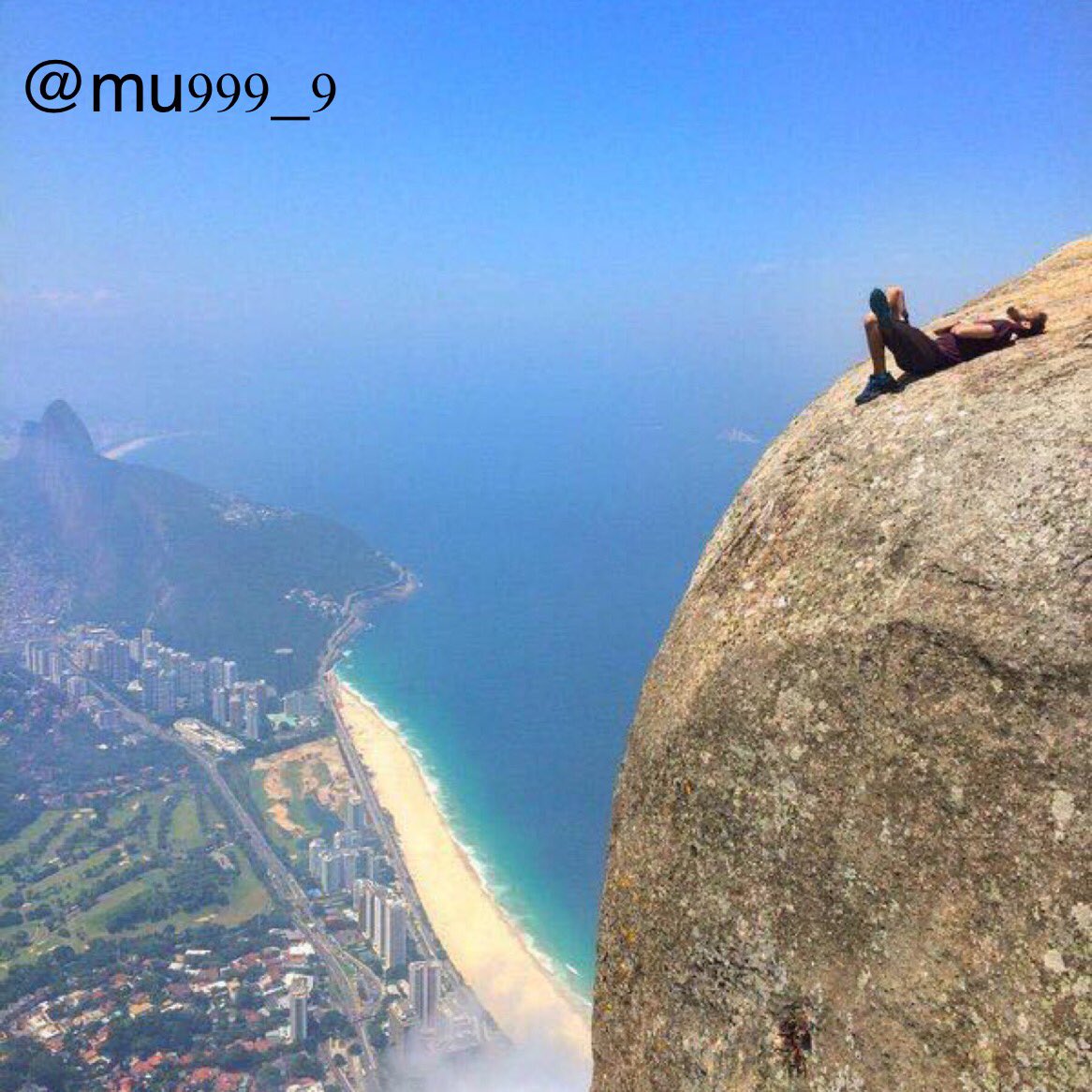 عندما يكون الانسان على حافة الإنهيار 
يحتاج الى الاحتواء , اكثر من حاجته الى النصائح و العتب ..!!