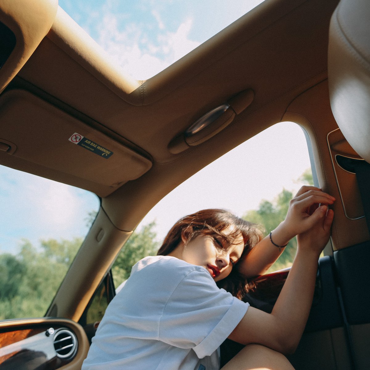 오늘 발매된 새 싱글 '내 어깨 위에 네 고개 (OAO) (Feat. Microdot)' 재밌게 듣고 계신가요? 모든 음원 사이트에서 들으실 수 있습니다. :)