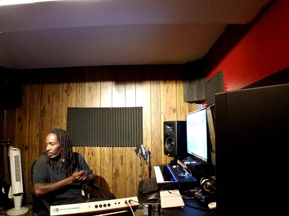 DatVybe's tweet photo. #DATVYBE MUSIC. #LGUTTA. STUDIO SESSION WENT HARD YESTERDAY WIT THE HOMIE #LUCKED UP. And. #King SPLASH ALSO SHOUT OUT #AMER A KING FILMS https://t.co/2aqgyeb64v