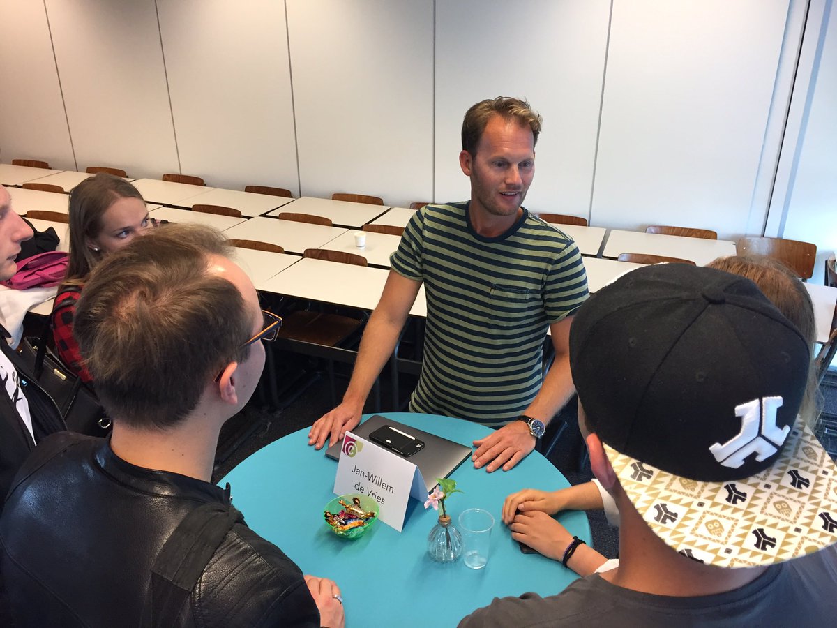 Alumnus <a href="/JanWillemdeV/">Jan-Willem de Vries</a> van <a href="/TRES/">TRES</a> in actie tijdens het speeddaten met de eerstejaars studenten van <a href="/NHLcommunicatie/">NHL Stenden Communicatie</a> .
