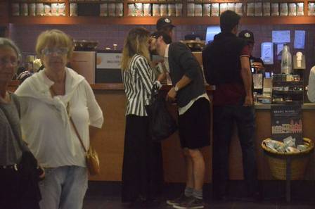 SiteLBcom's tweet image. Extra — Lua Blanco e Leandro Soares reatam namoro e são flagrados aos beijos no Rio. 💞 goo.gl/KjsLWz