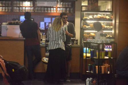 SiteLBcom's tweet image. Extra — Lua Blanco e Leandro Soares reatam namoro e são flagrados aos beijos no Rio. 💞 goo.gl/KjsLWz