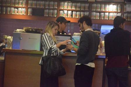 SiteLBcom's tweet image. Extra — Lua Blanco e Leandro Soares reatam namoro e são flagrados aos beijos no Rio. 💞 goo.gl/KjsLWz