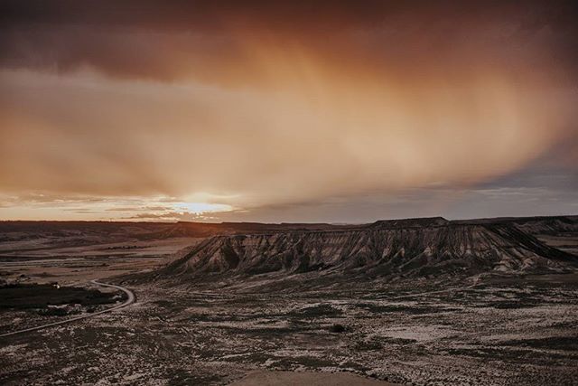 Paisajes que nos dejan sin aliento... Bardenas Reales de #Navarra goo.gl/qQ2wMP (By <a href="/abelvilchesfoto/">Abel Vilches</a>)