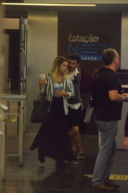 SiteLBcom's tweet image. FOTOS: Lua e Leandro Soares foram prestigiar a irmã de Lua, que está em cartaz no teatro do Rio. 🙇🏻‍♀️