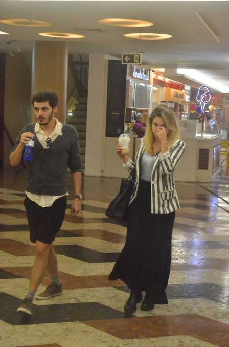 SiteLBcom's tweet image. FOTOS: Lua e Leandro Soares foram prestigiar a irmã de Lua, que está em cartaz no teatro do Rio. 🙇🏻‍♀️