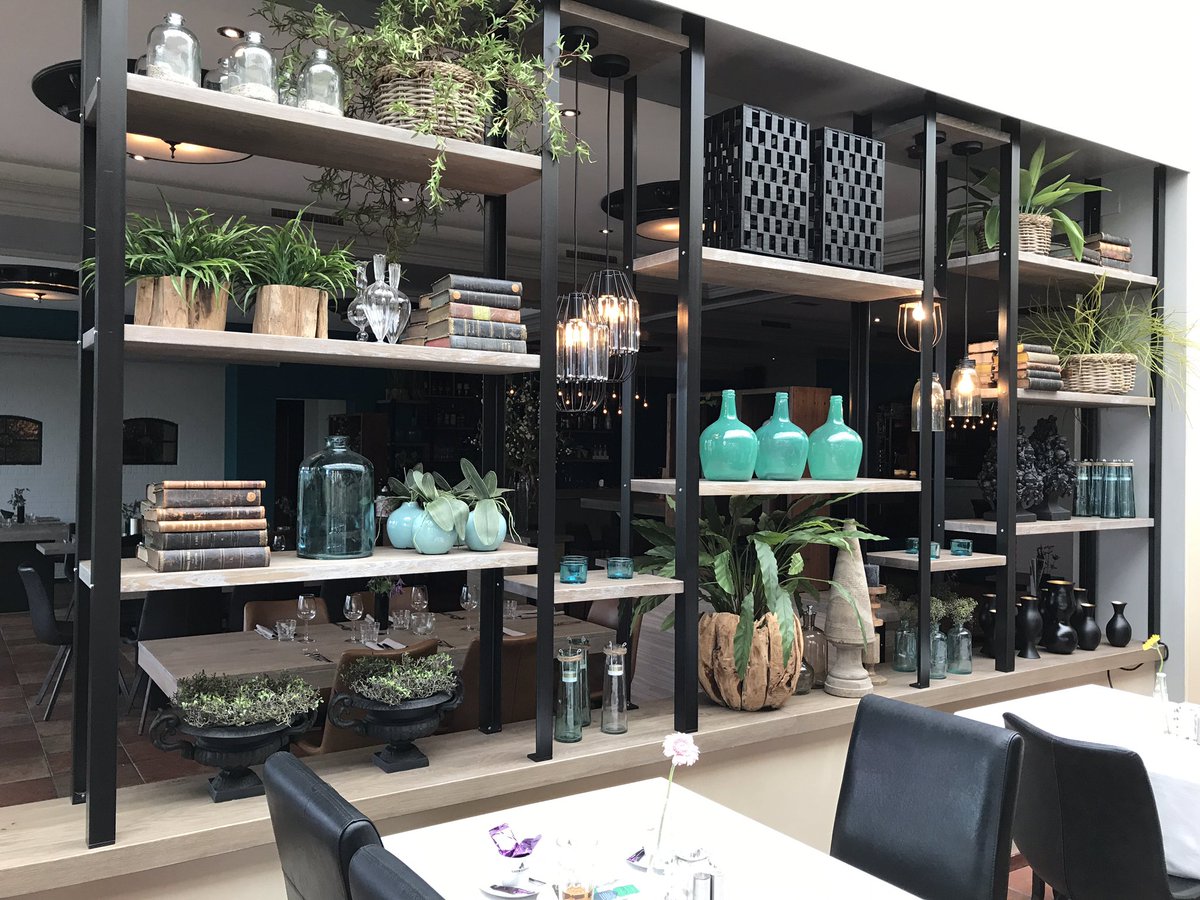 Wat een prachtige kast en interieur bij <a href="/Hotelumberto/">Hotel Umberto</a> <a href="/thomaspuntnl/">THOMAS</a> 👍🏻