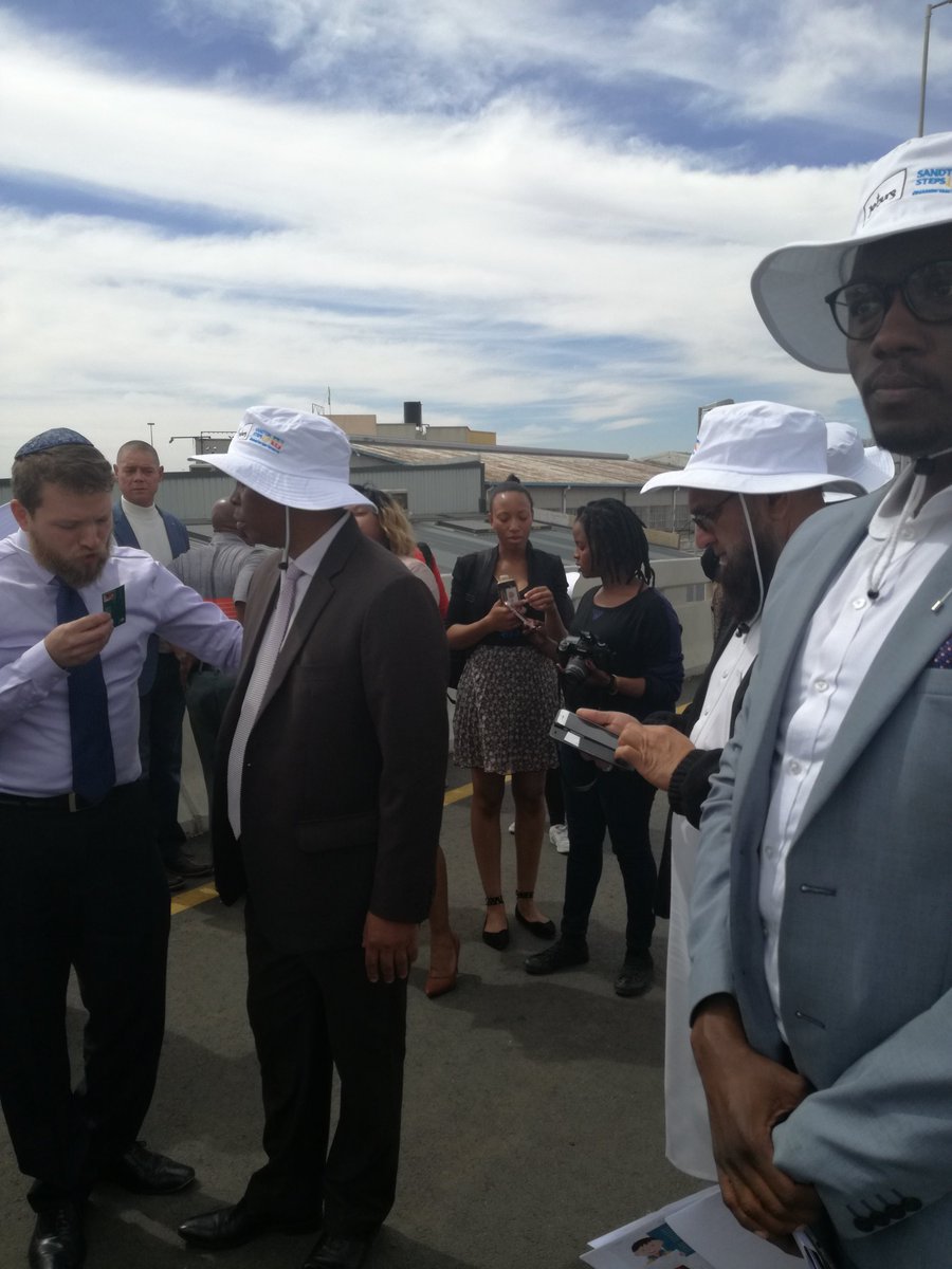 CityofJoburgZA's tweet photo. Now standing on a Dedicated BUS ONLY bridge linking Alex and Sandton, right near the pedestrian bridge over the M1 #PublicTransportLoop ^NS https://t.co/LxSXlew8m5